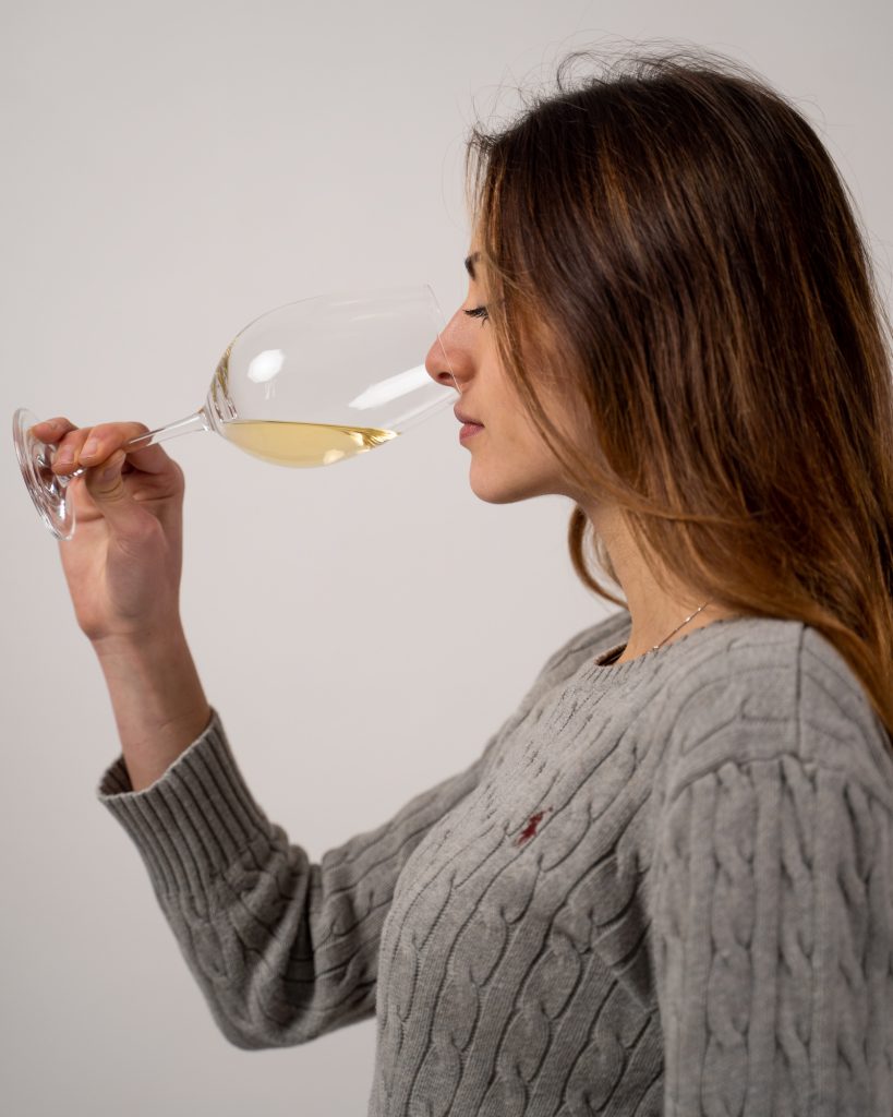 Analisi olfattiva di vino bianco erbaluce della Cantina Pietro Cassina a Lessona in Alto Piemonte