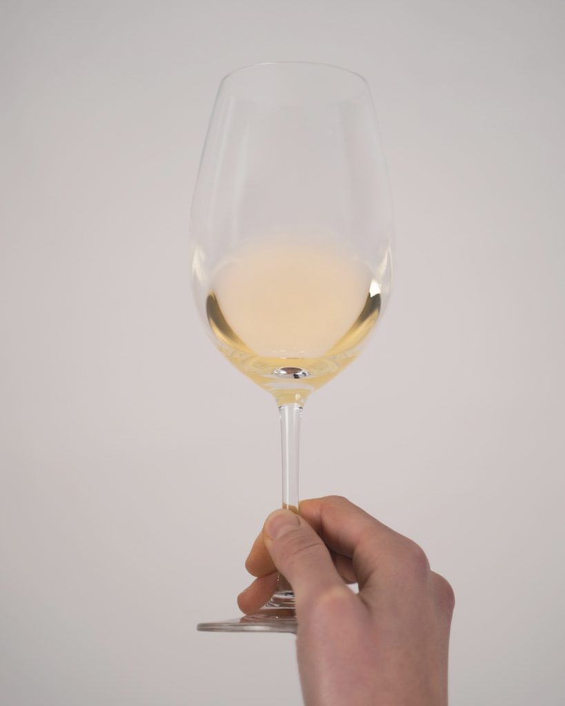 Analisi visiva vino bianco erbaluce della Cantina Pietro Cassina a Lessona in Alto Piemonte